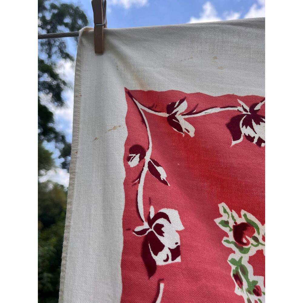 Vintage Tablecloth with Red Roses Pattern - Picture 10 of 11
